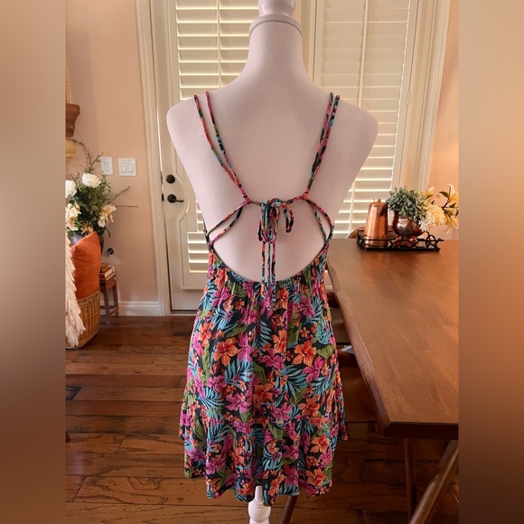 Lucky Brand Women's Standard Vibrant Beach Dressfloral Designs. Size M - Picture 6 of 10